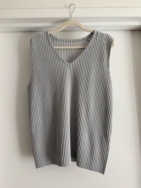 Homme Plissé Issey Miyake Gray Pleated V-Neck Sleeveless Top